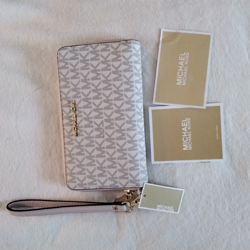 New with tags Michael Kors jet set travel powder blush while it phone case